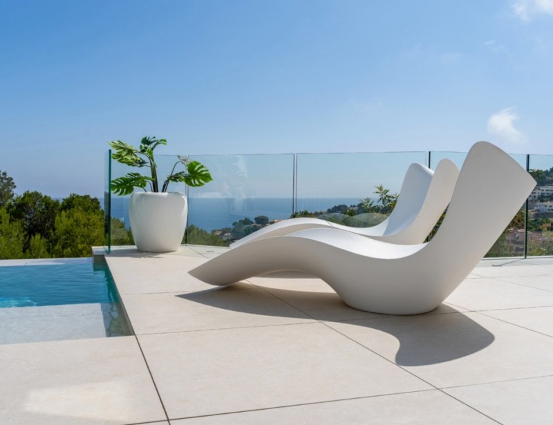 Шезлонг пластиковый DZN-13143 БЕЛЫЙ 195*90*90 со светодиодной подсветкой