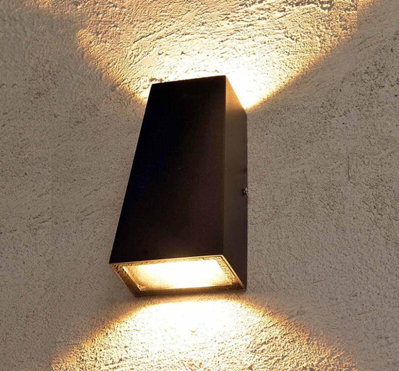 Светильник настенный SAPFIR SPF-4807 BLACK/ЧЕРНЫЙ ` D160*95/H60/2/LED/10W/4000K IP65 22-07